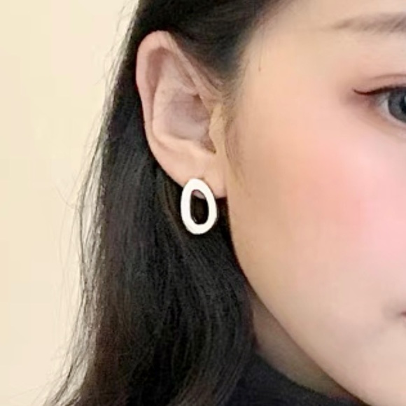 ❣️$25/3❣️ Oval Shaped Brown and White Enamel Stud Earrings - Picture 5 of 9